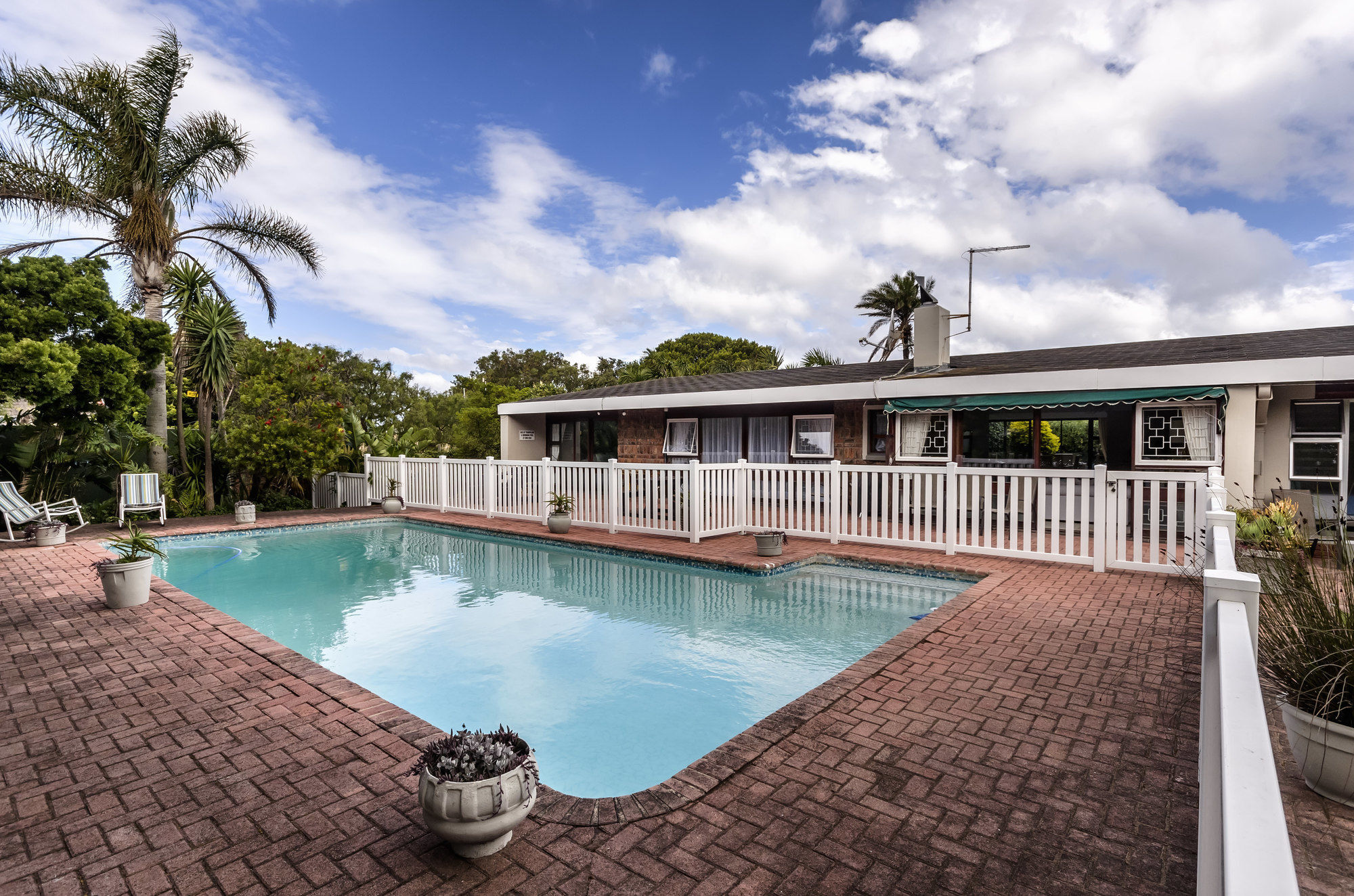 Admirals Lodge Guest House And Brightways Self Catering Apartments Port Elizabeth Eksteriør bilde